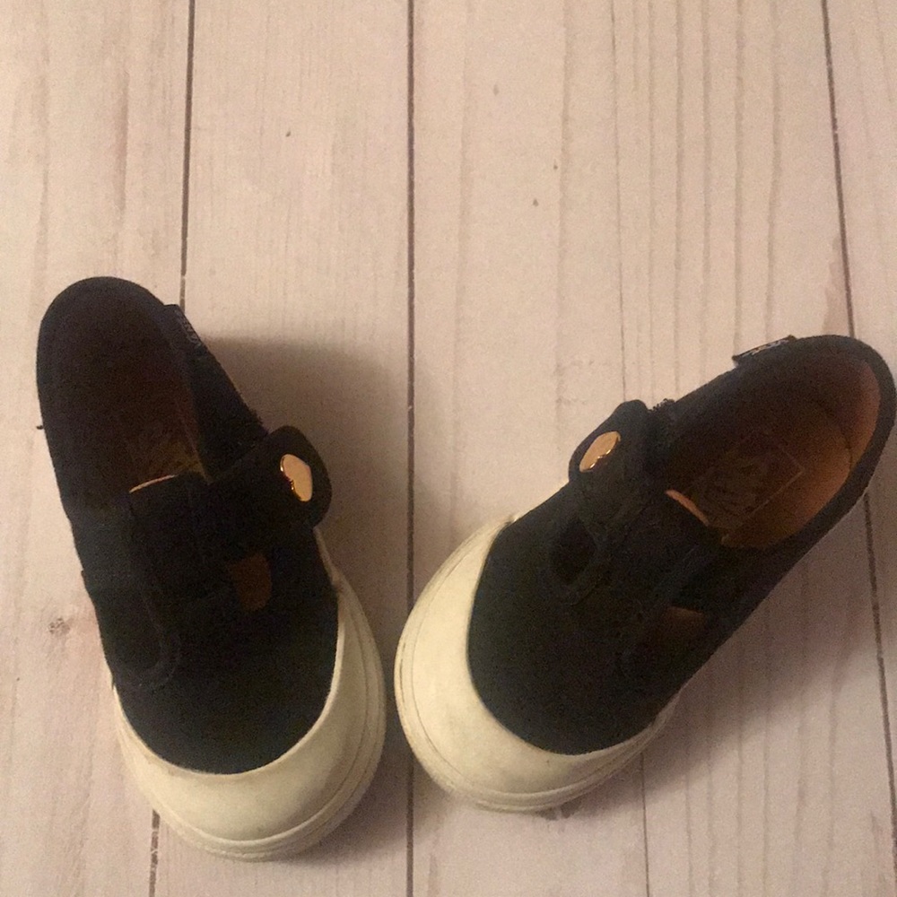 Girls black vans tennis shoe